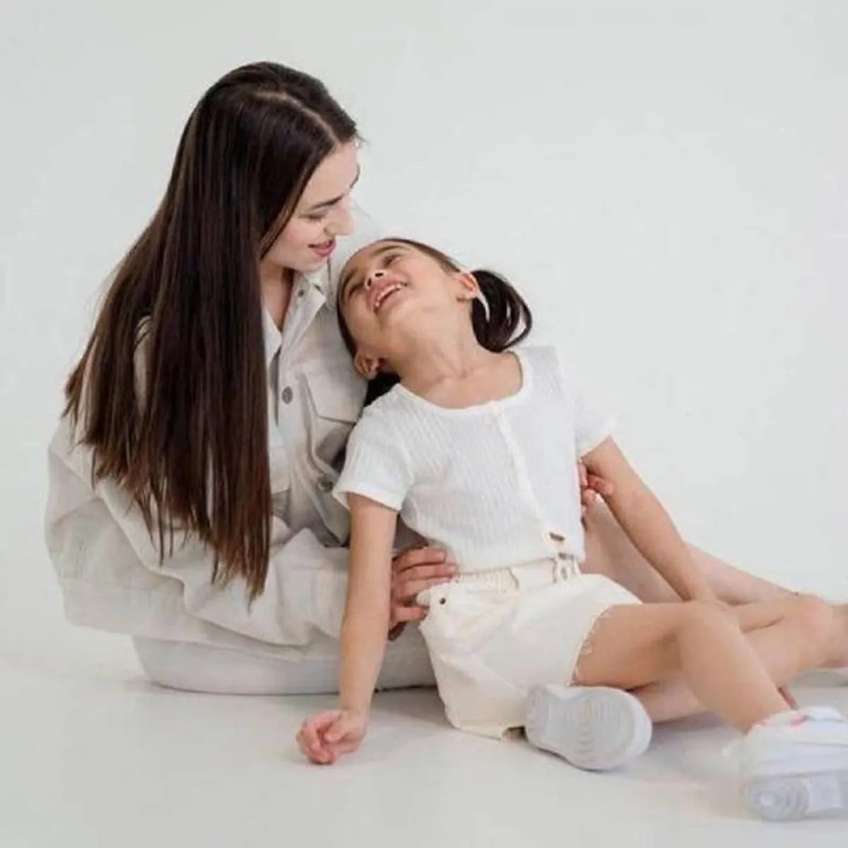 صورة لأم وطفلتها المدللة