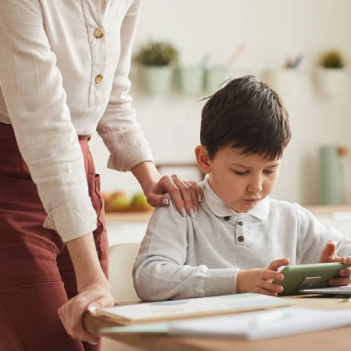 صورة لطفل وأمه