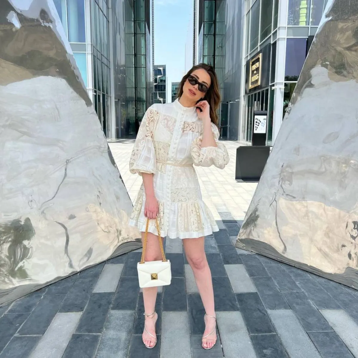 أنابيلا هلال بفستان باللون الأبيض  