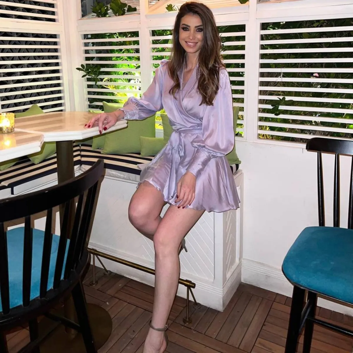 أنابيلا هلال بفستان باللون الأرجواني 