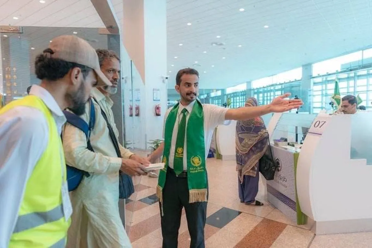 الجوازات تستقبل الحجاج بأكثر من 13 لغة لتسهيل إجراءاتهم لأداء المناسك - الصورة من حساب الجوازات
