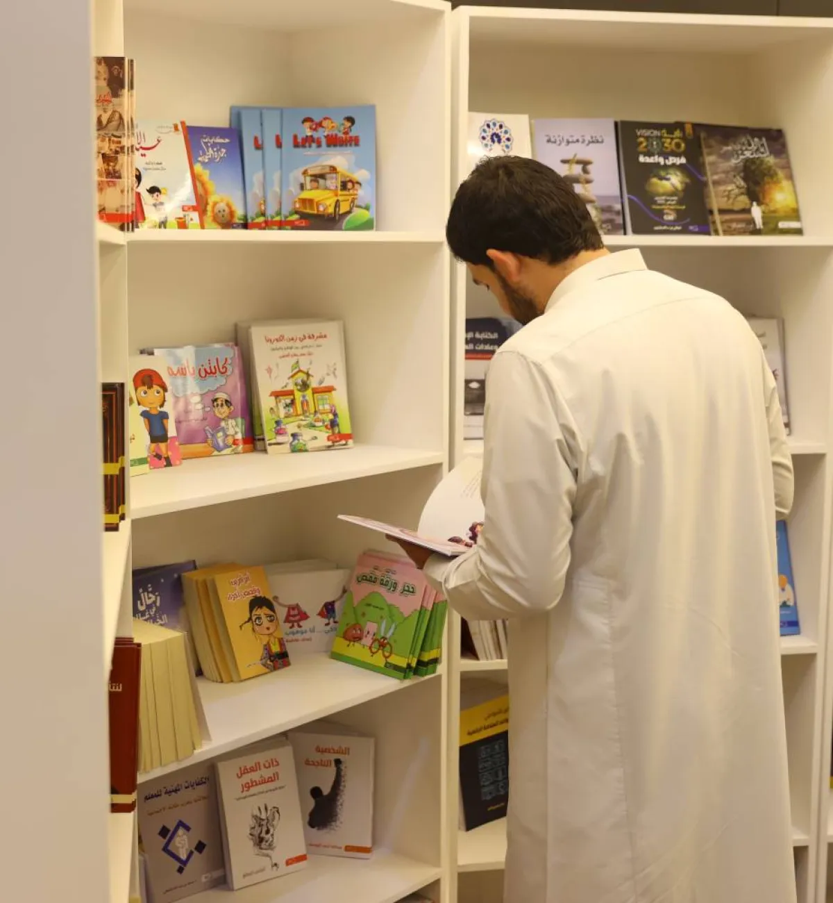 أحد زائري معرض الكتاب