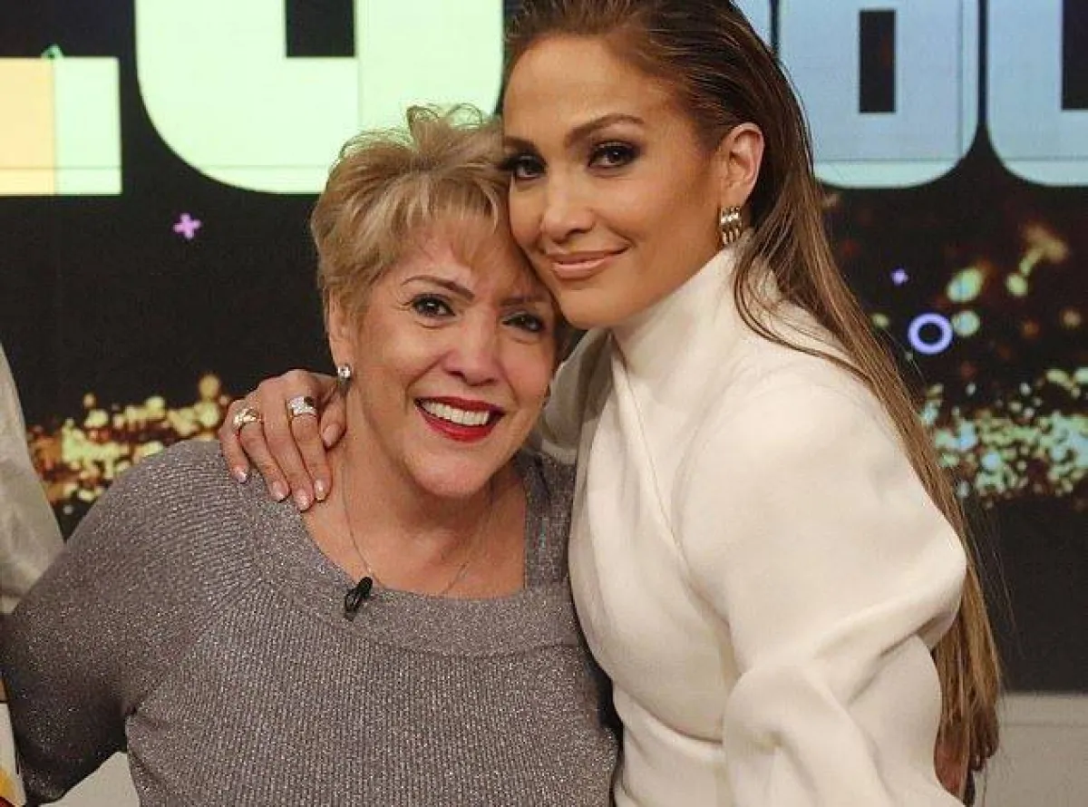 جينيفر لوبيز ووالدتها- الصورة من موقع WST Post