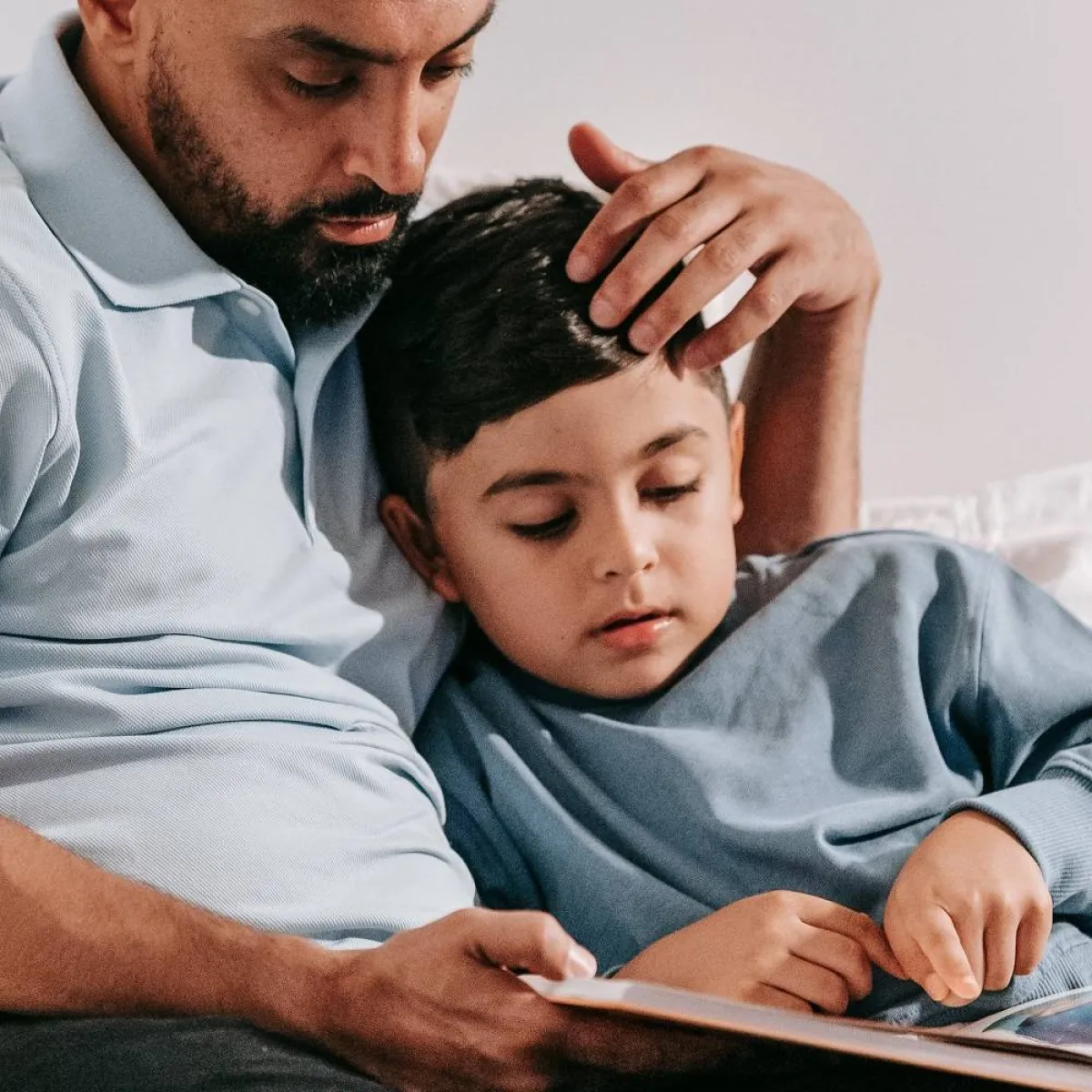 صورة لأب يحكي قصة