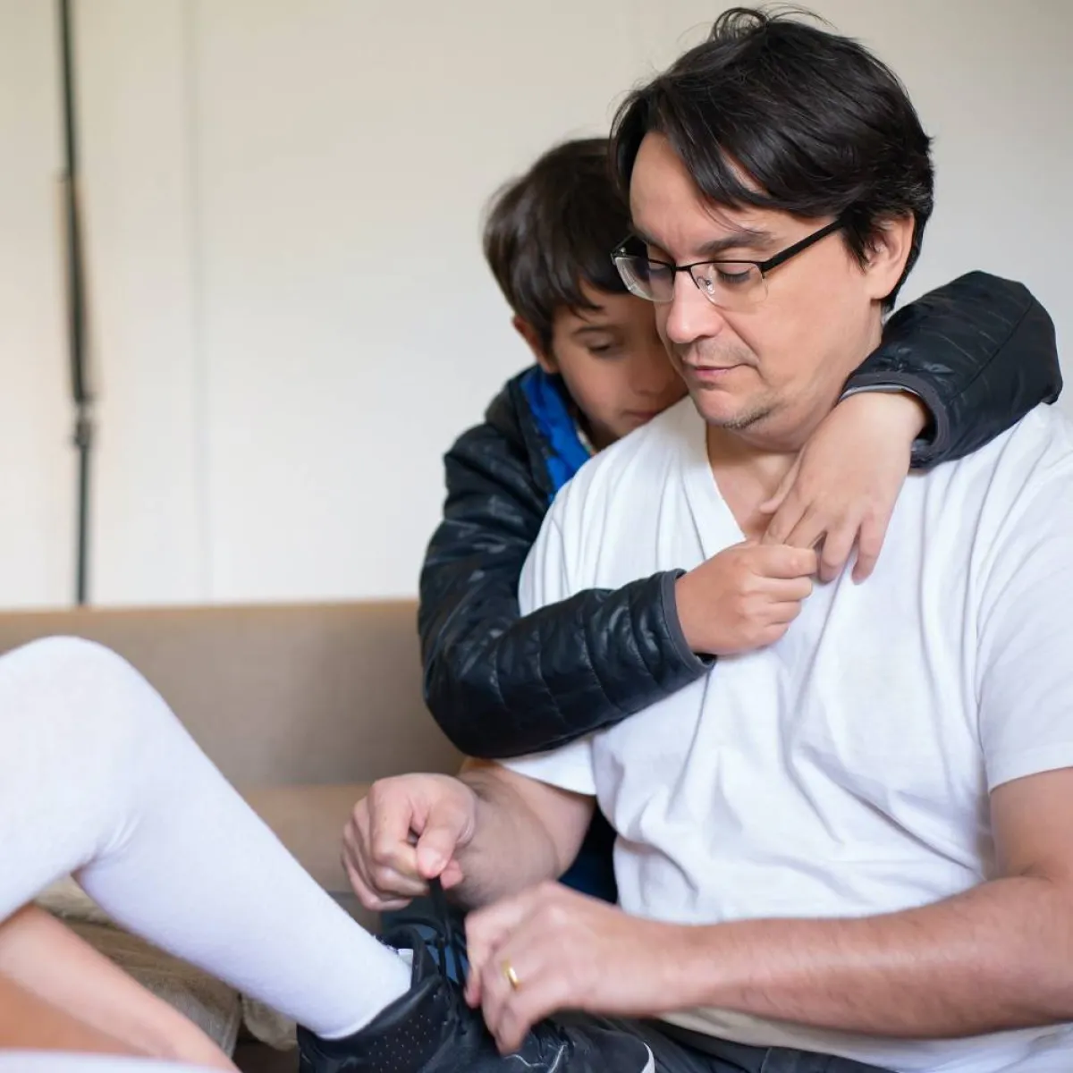 صورة لأب وطفليه