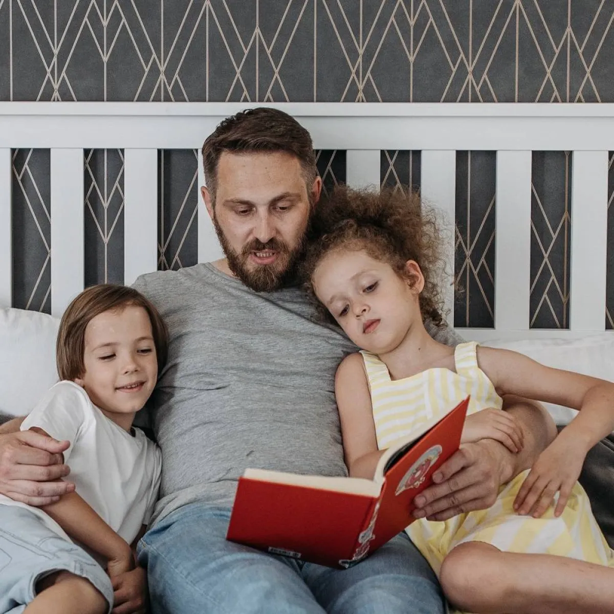 صورة لأب وسط ولديه