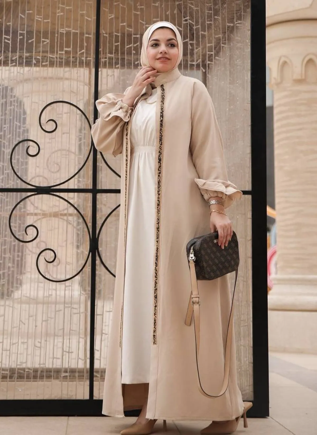 عباية بيج مطرزة