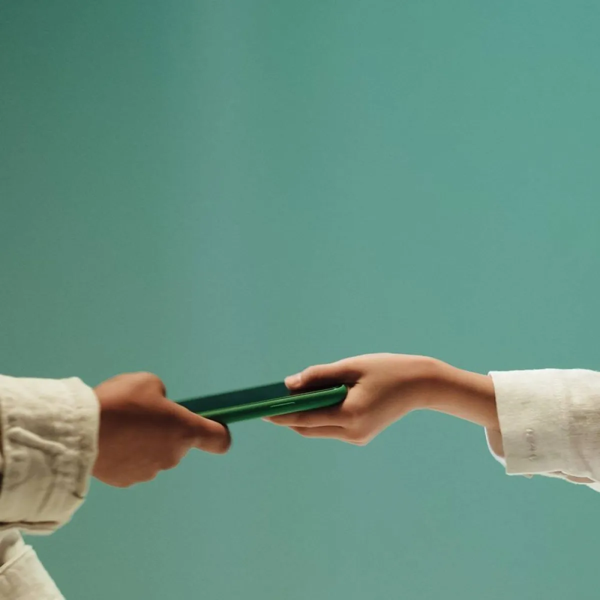 صورة لجوال بين يدين