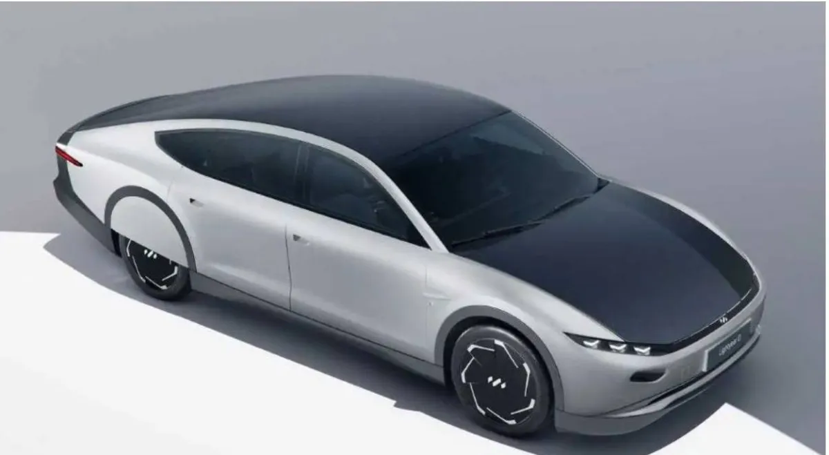 الكشف عن موعد تصنيع أول سيارة طاقة شمسية في العالم