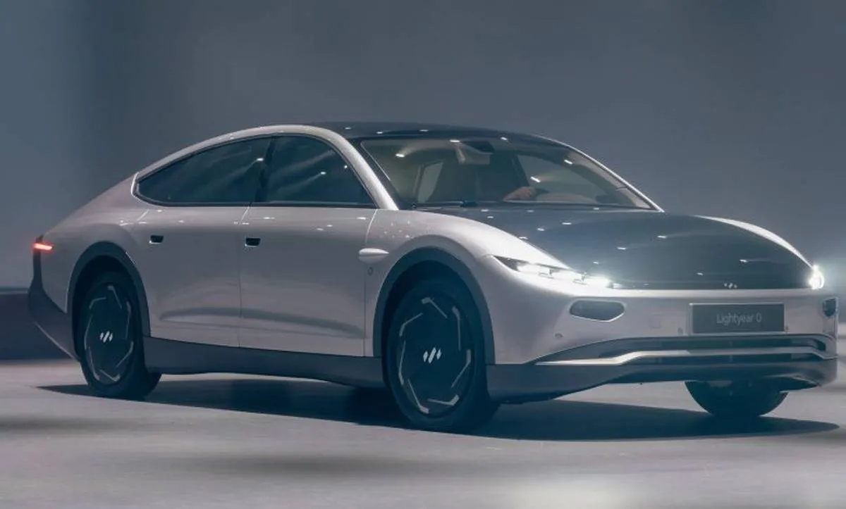 الكشف عن موعد تصنيع أول سيارة طاقة شمسية في العالم