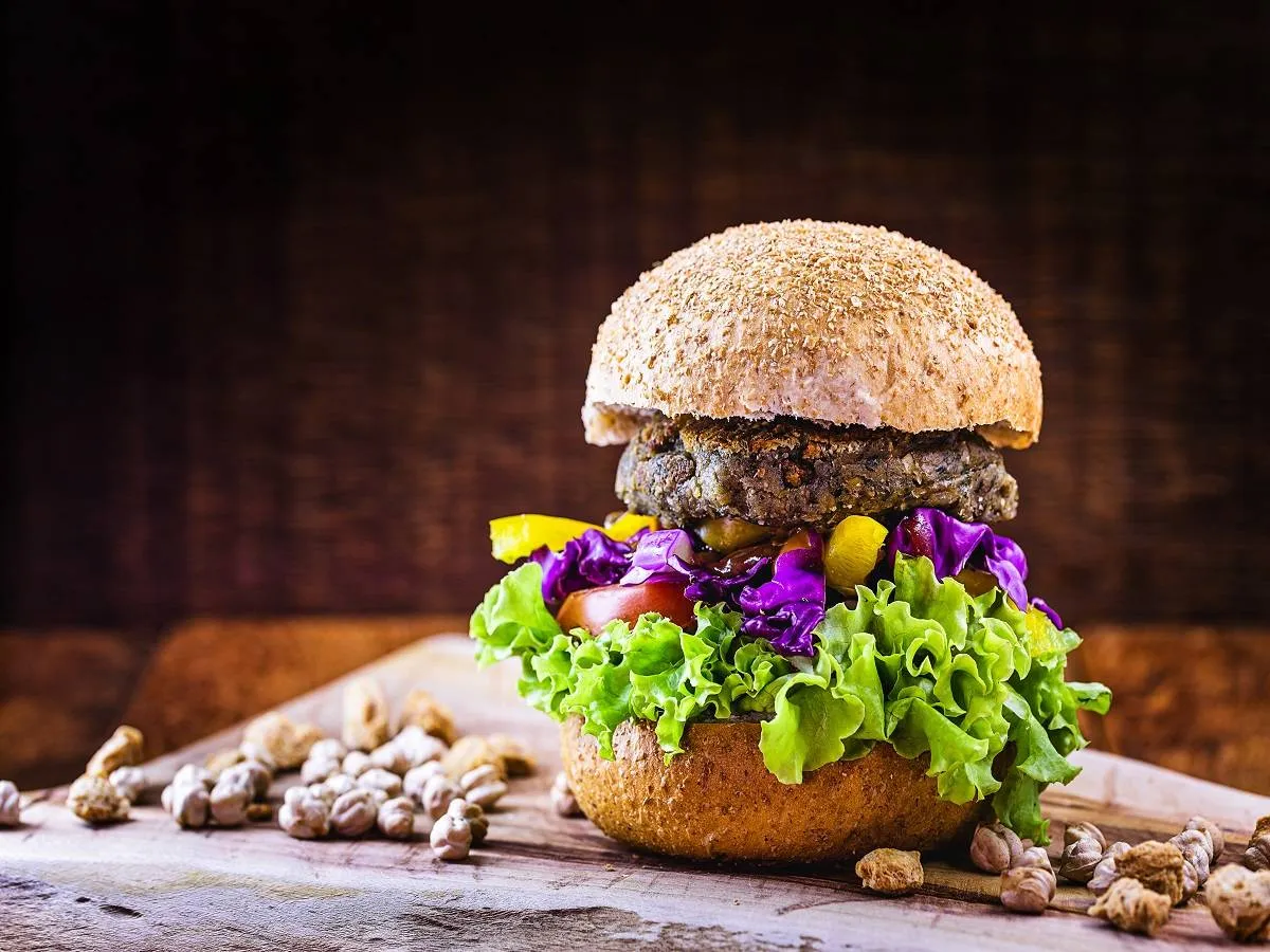 صورة لشطيرة بيرغر مصنوع من فول الصويا