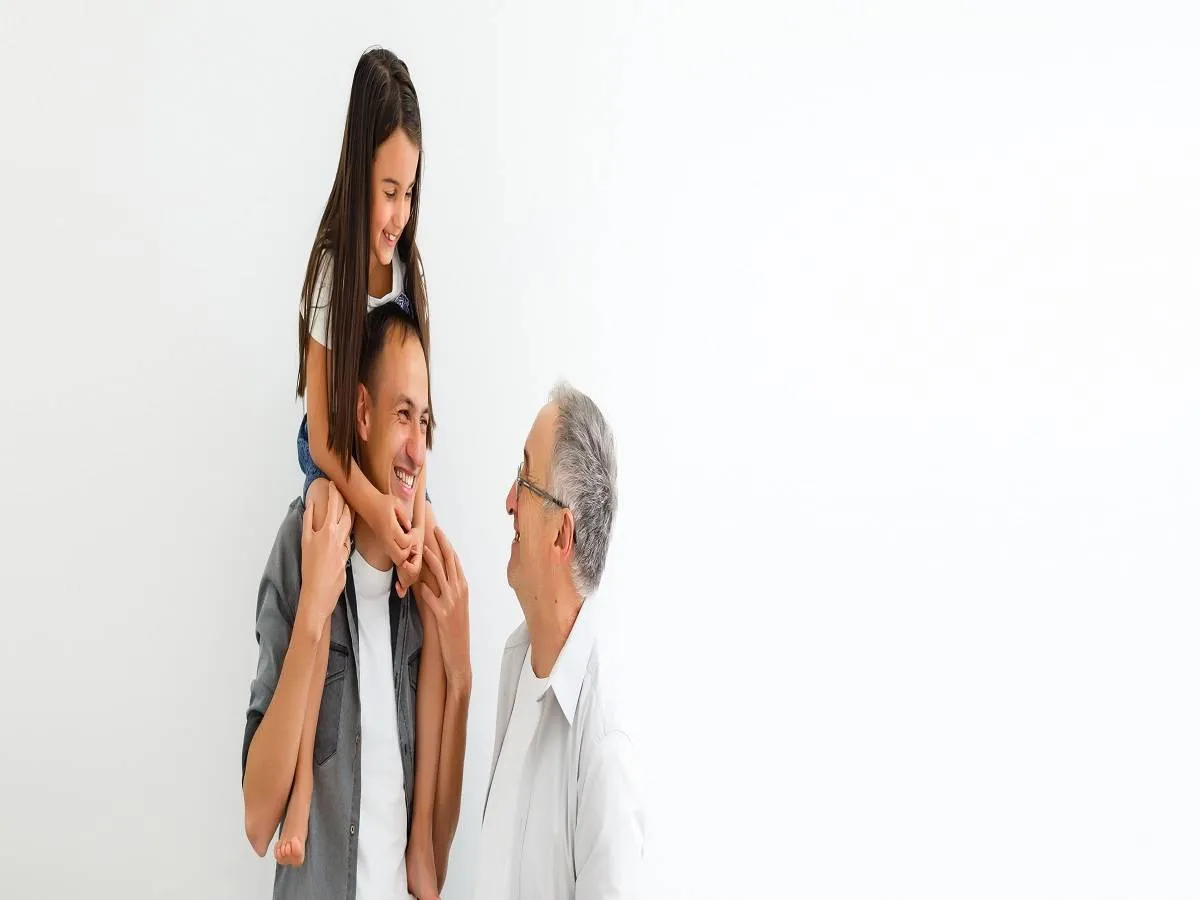 صورة لعائلة تحتفل بيوم الأب