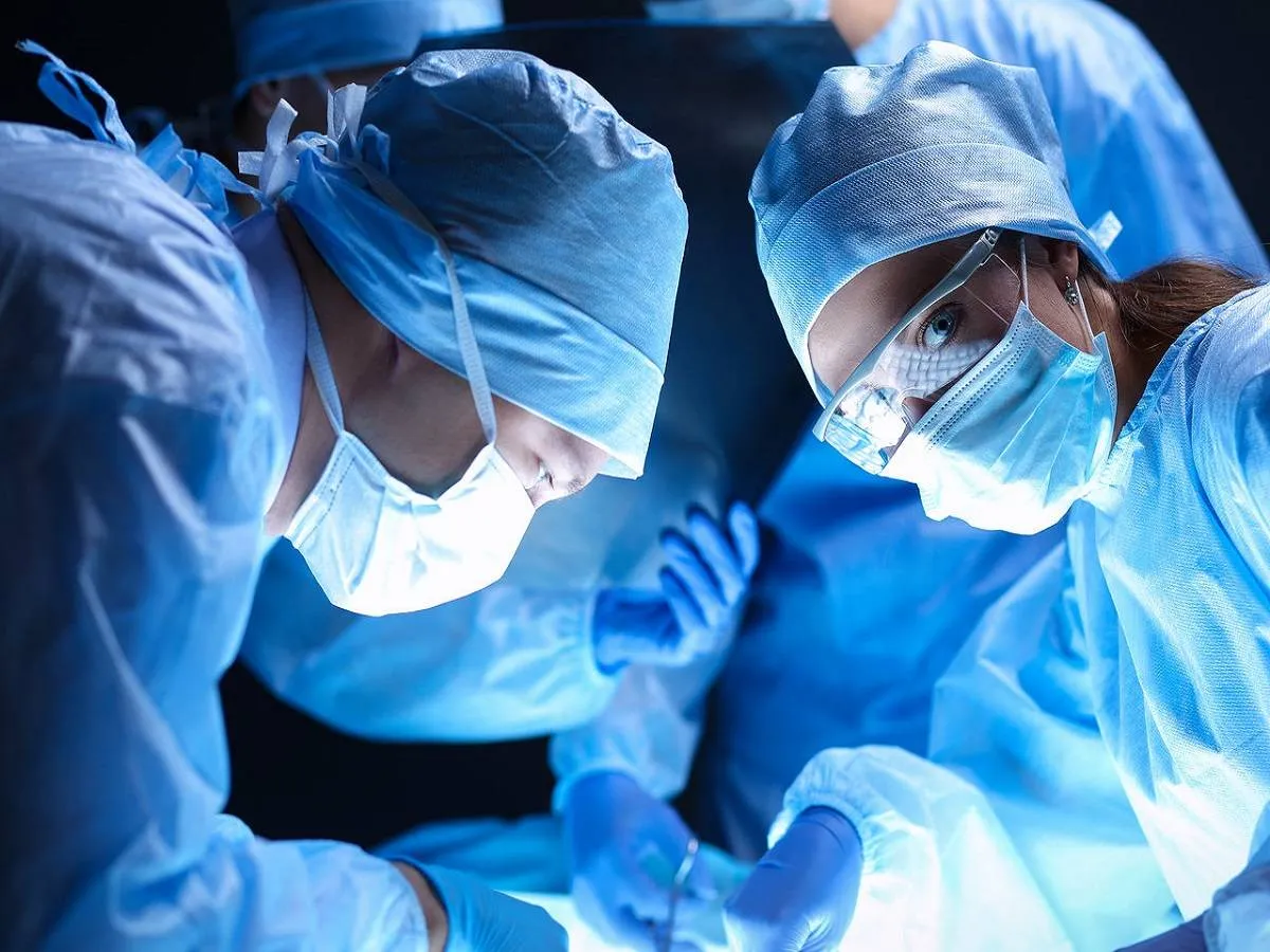 صورة لأطباء يجرون عملية قيصرية
