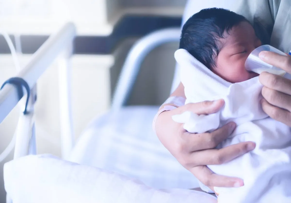 صورة لطفل يشرب