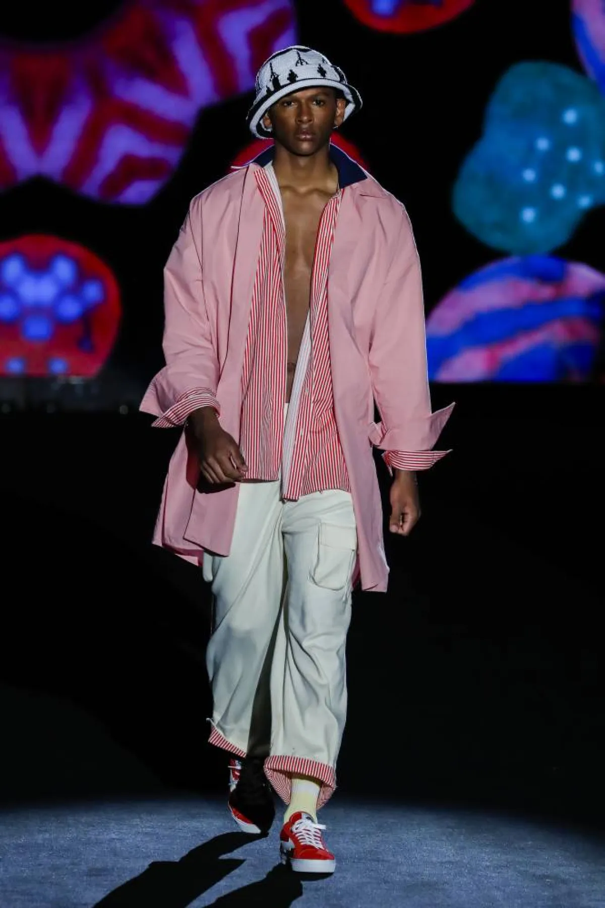 القميص الزهري للرجل