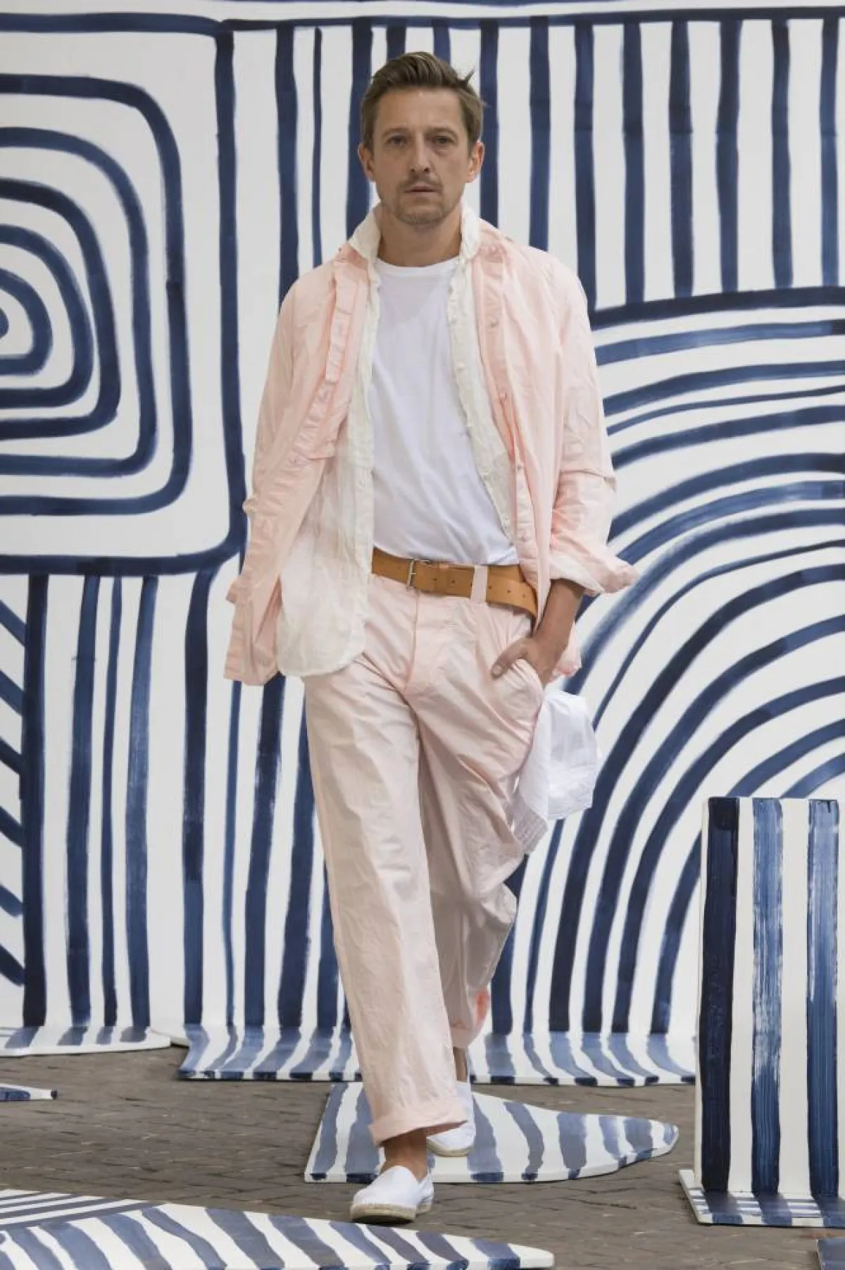 القميص الزهري للرجل