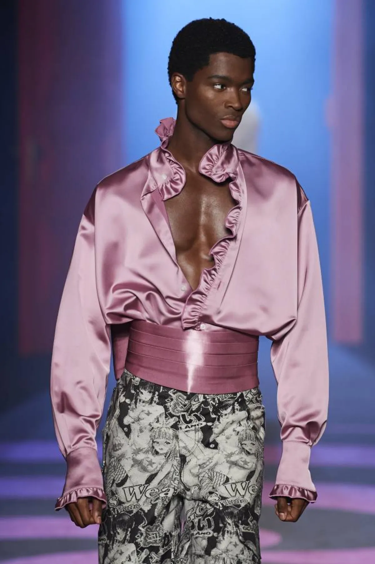 القميص الزهري للرجل