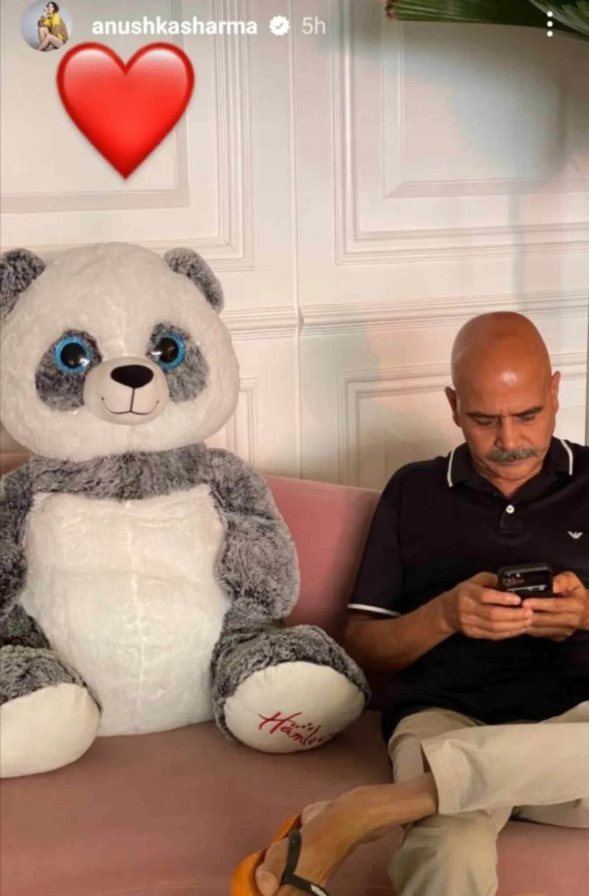 أنوشكا شارما تعايد والدها في يوم الأب- الصورة من قصص إنستغرام أنوشكا شارما