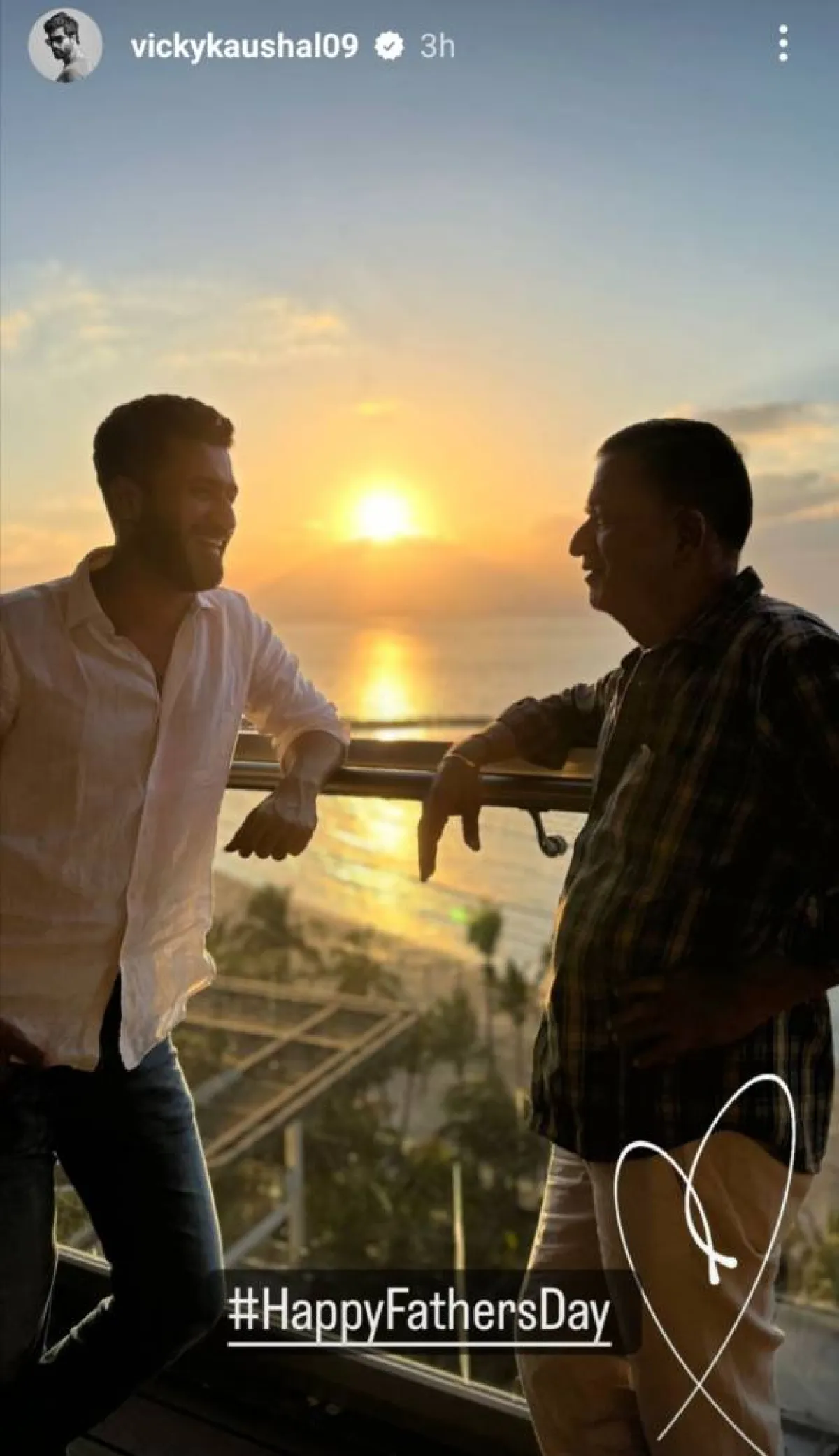 فيكي كوشال يعايد والده في يوم الأب- الصورة من قصص إنستغرام فيكي كوشال