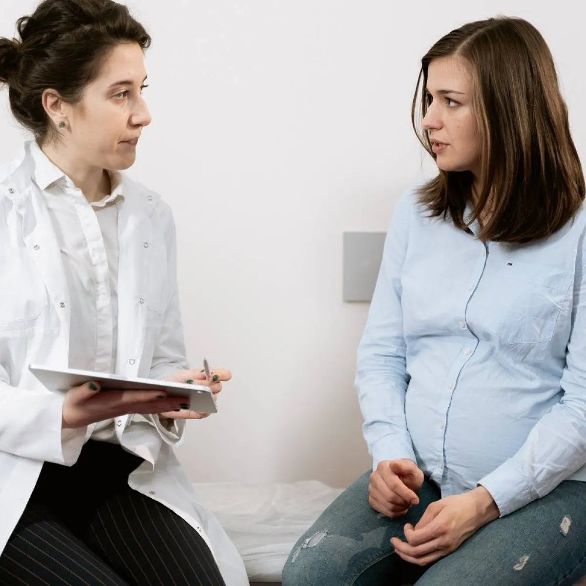 صورة لطبيبة وحامل