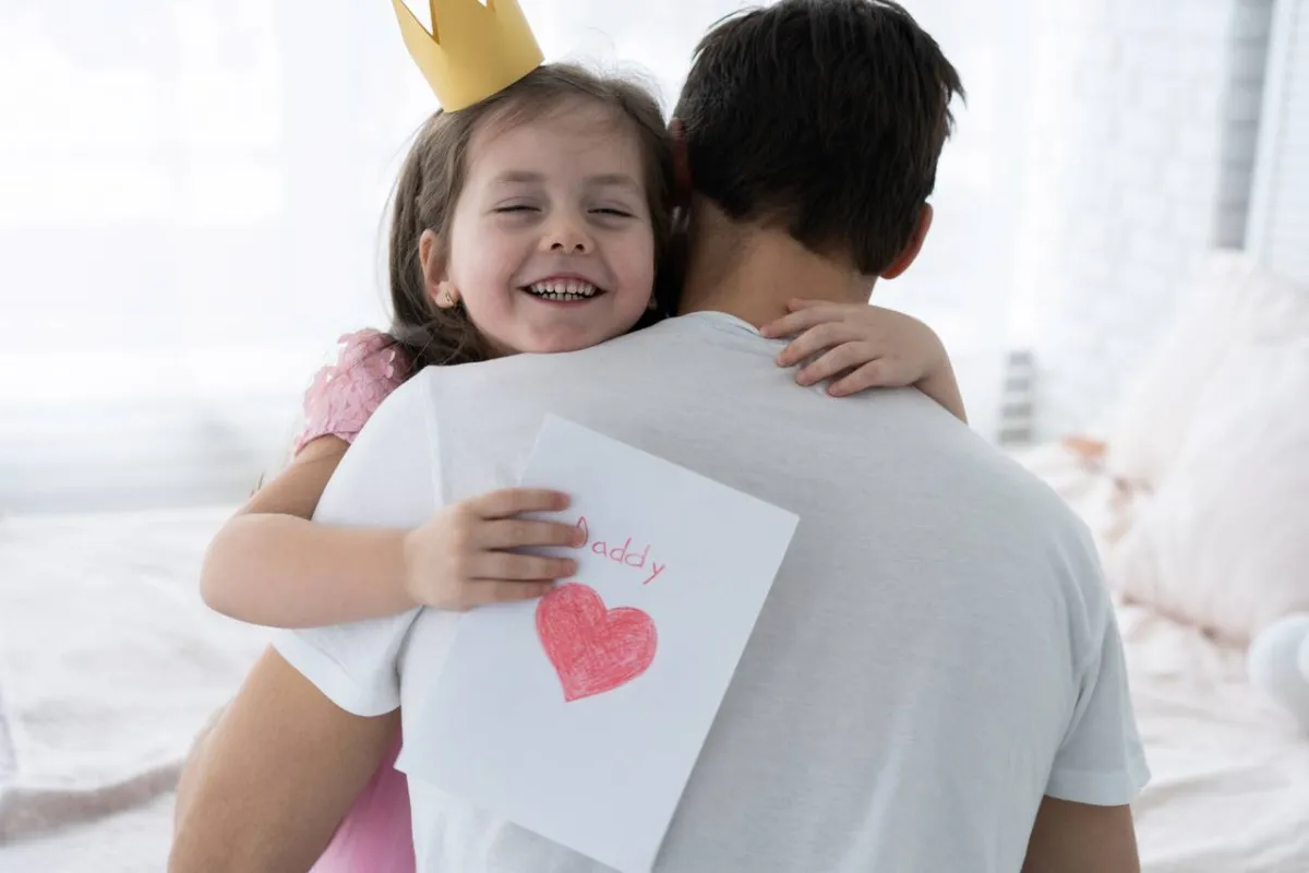 صورة لأب يحضن ابنته