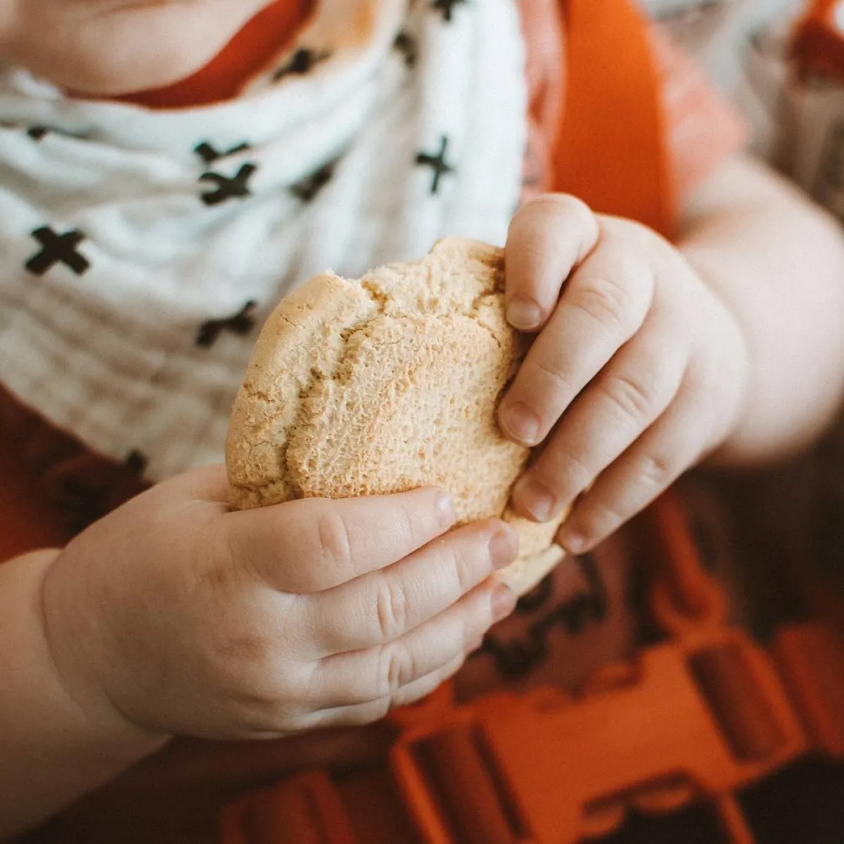 صورة لطفل يأكل