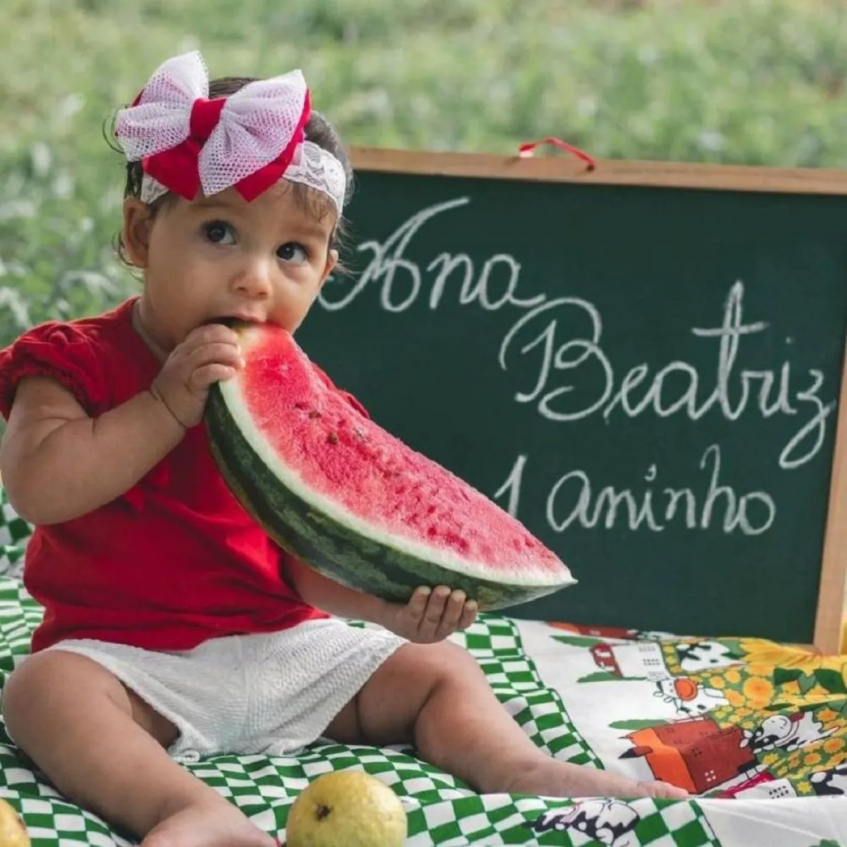 صورة لطفلة تأكل