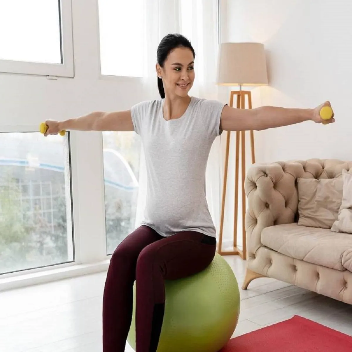 صورة لأمرأة تتريض