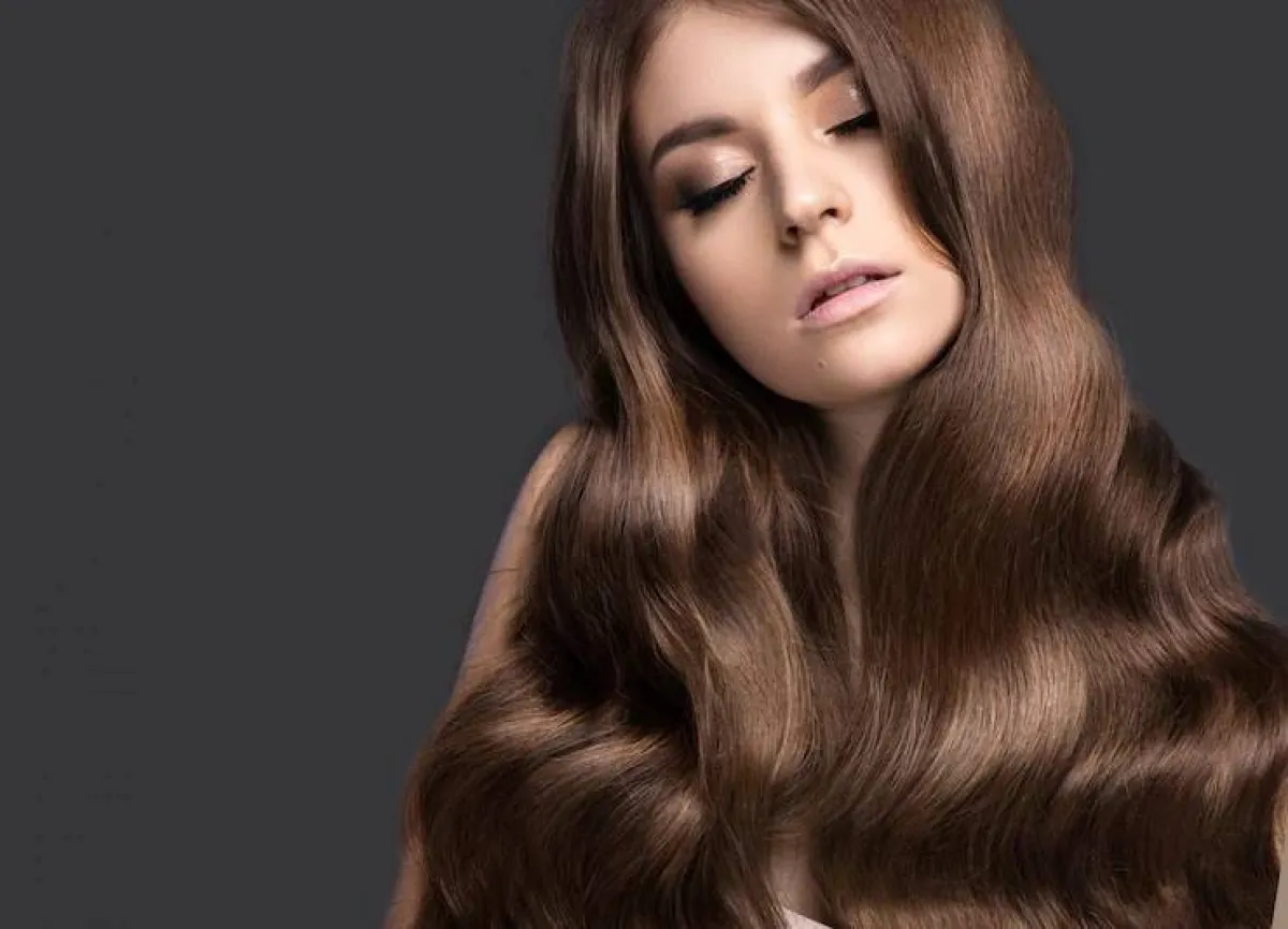 تنسيق المكياج مع الشعر البني والأسود