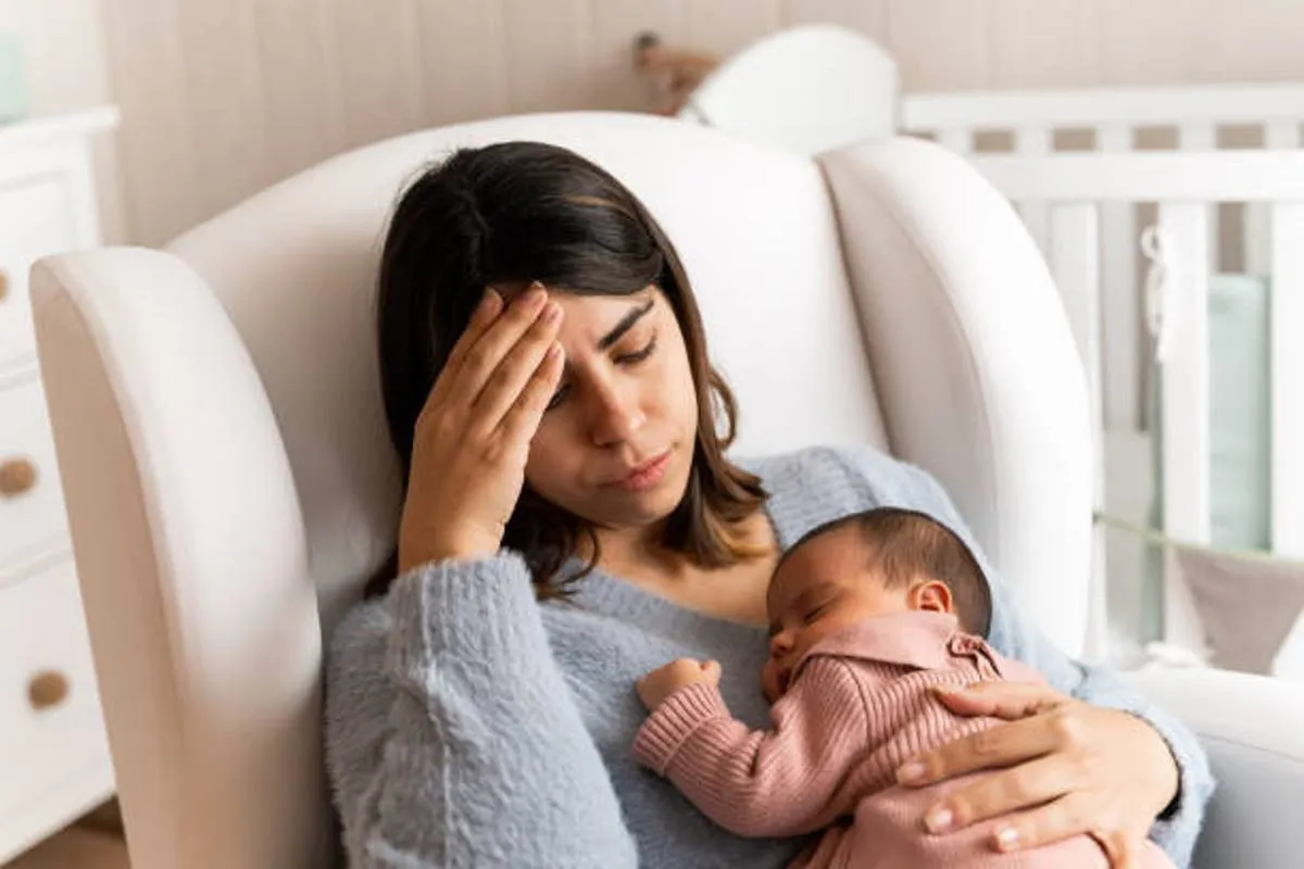 صورة لأم تعاني من مشكلة تنويم الطفل