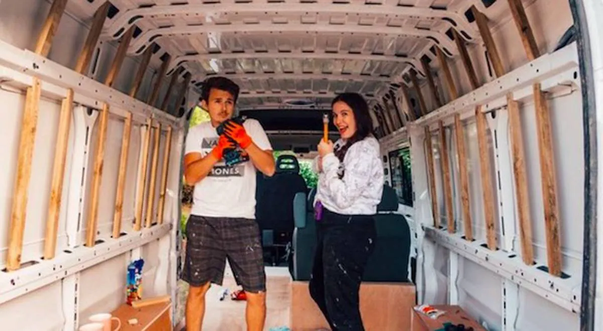 يكسبان آلاف الدولارات شهرياً عبر السفر في شاحنة صغيرة