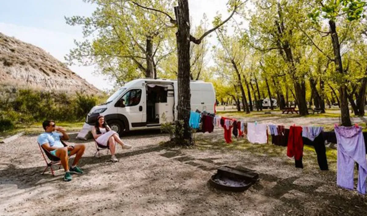 يكسبان آلاف الدولارات شهرياً عبر السفر في شاحنة صغيرة