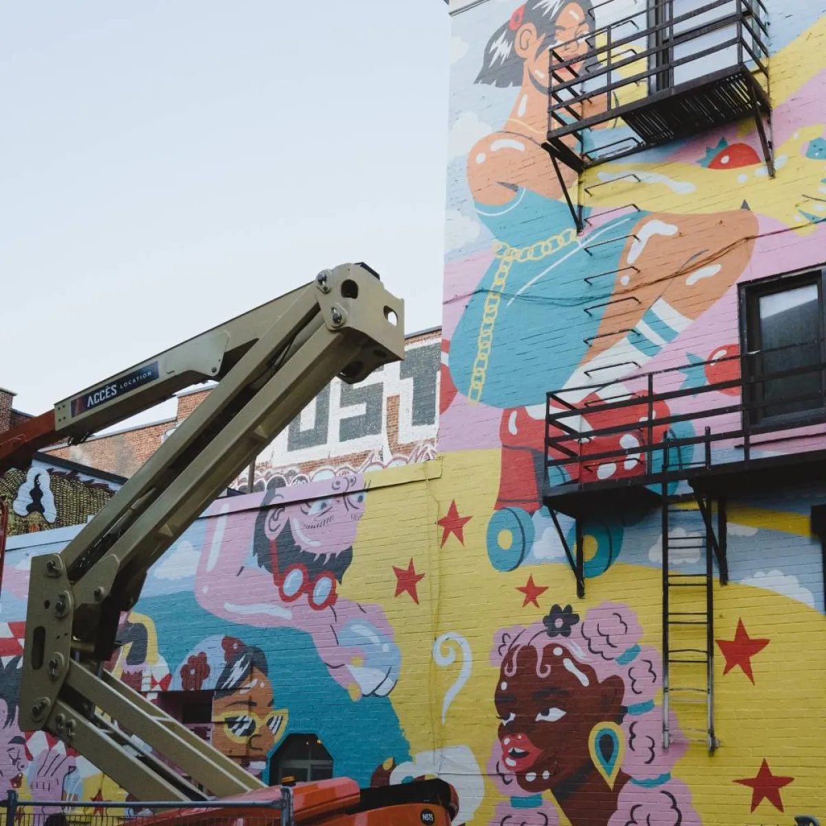 لوحات عملاقة تزين شوارع مونتريال