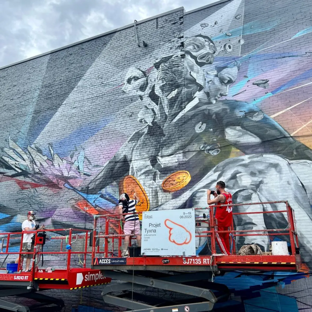 لوحات عملاقة تزين شوارع مونتريال