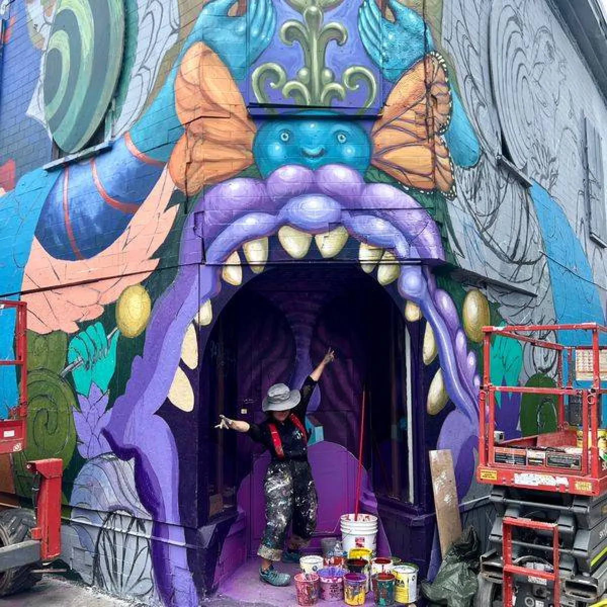 لوحات عملاقة تزين شوارع مونتريال