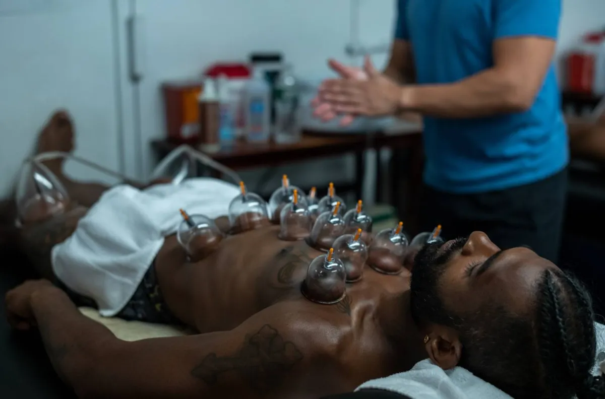  الحجامة تسحب الدم من الأوعية الدموية إلى الأنسجة ما يخلق استجابة التهابية من جهاز المناعة