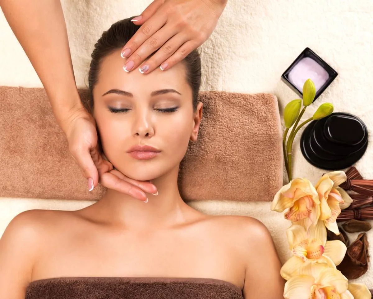 التقشير في عيادة طبيب الجلد للتخلص من البقع الداكنة