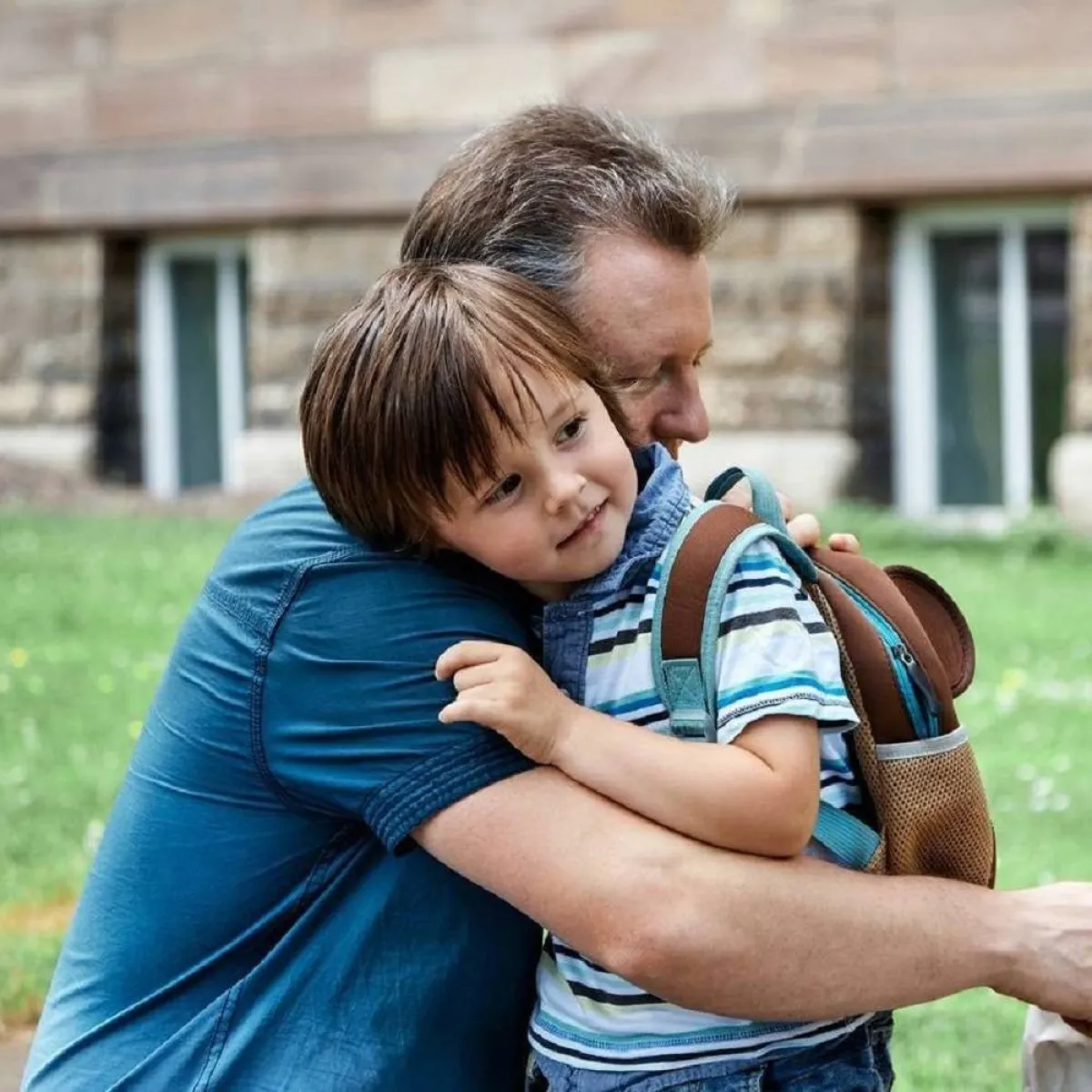 صورة لطفل يلتصق بوالده