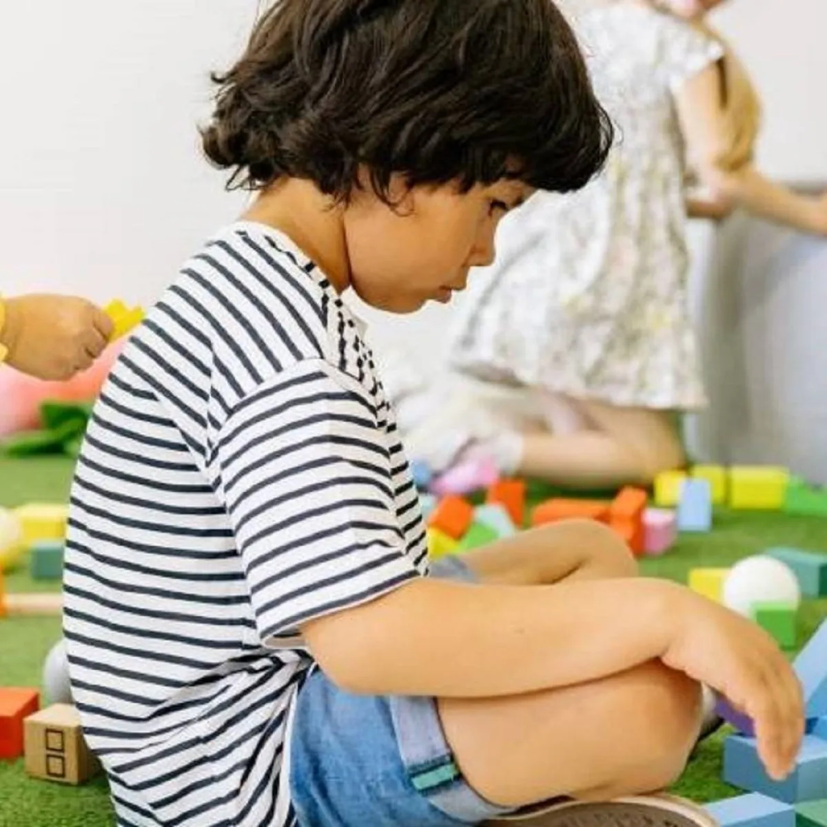 صورة لطفل خجول