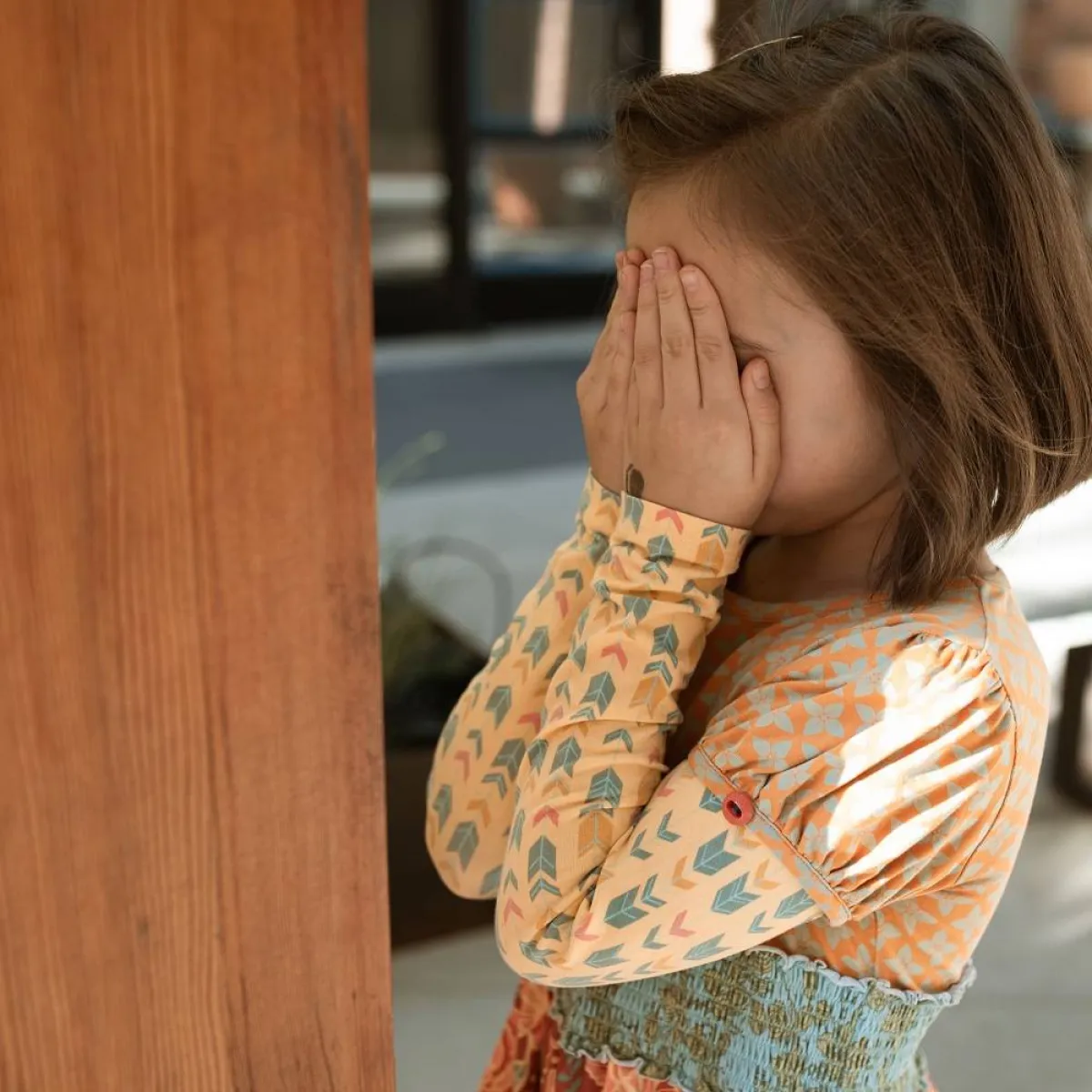 صورة لطفلة خجولة