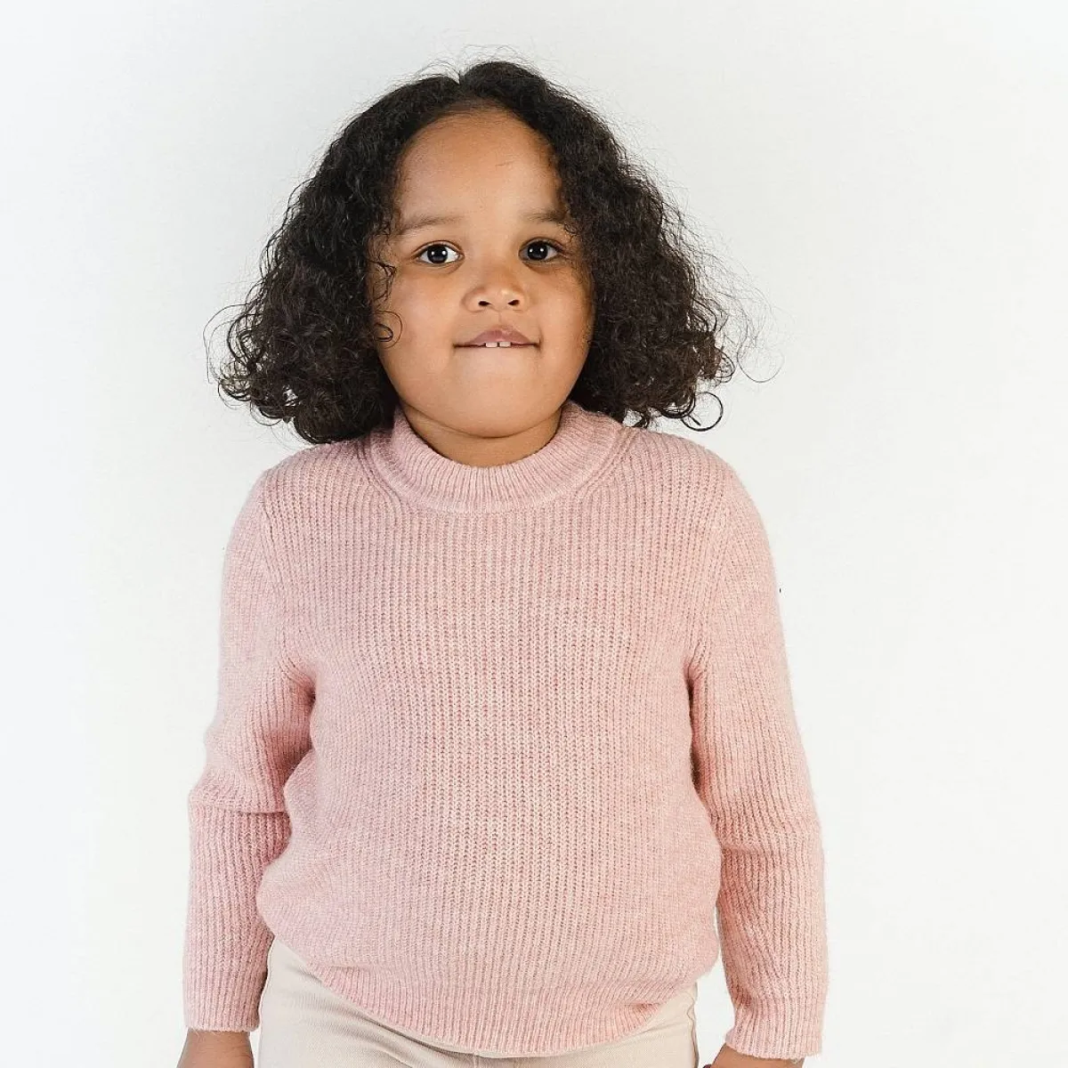 صورة لطفلة خجولة