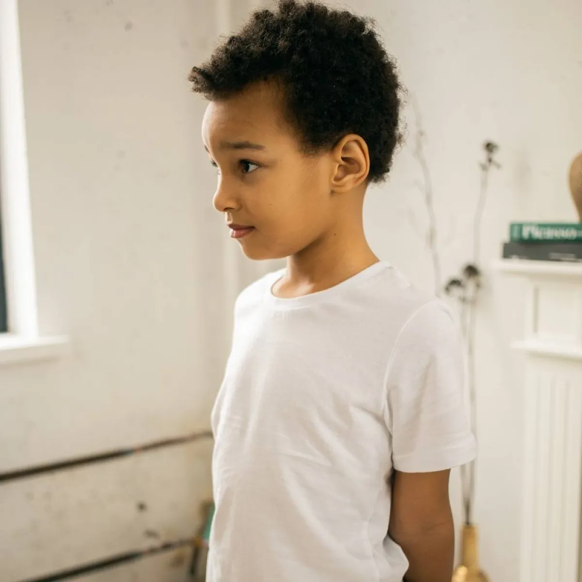 صورة لطفل خجول