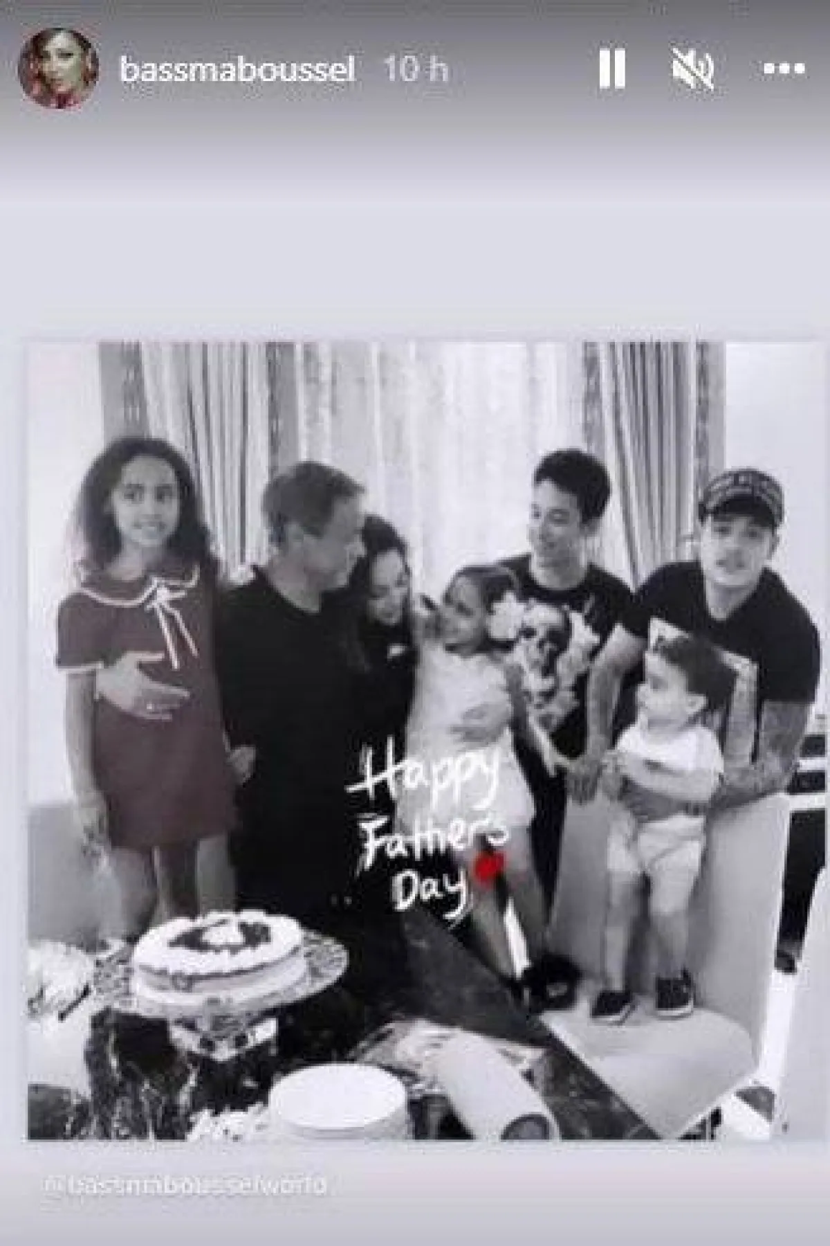 نشرت صورة عائلية تجمعها بوالدها الراحل وأبنائها-صورة من ستوري صفحة بسمة بوسيل على "انستغرام" 