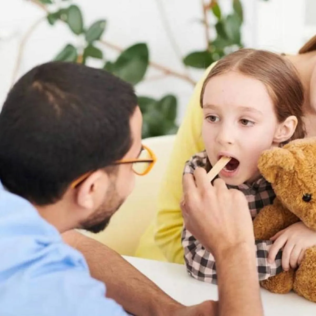 صورة لطبيب وطفلة