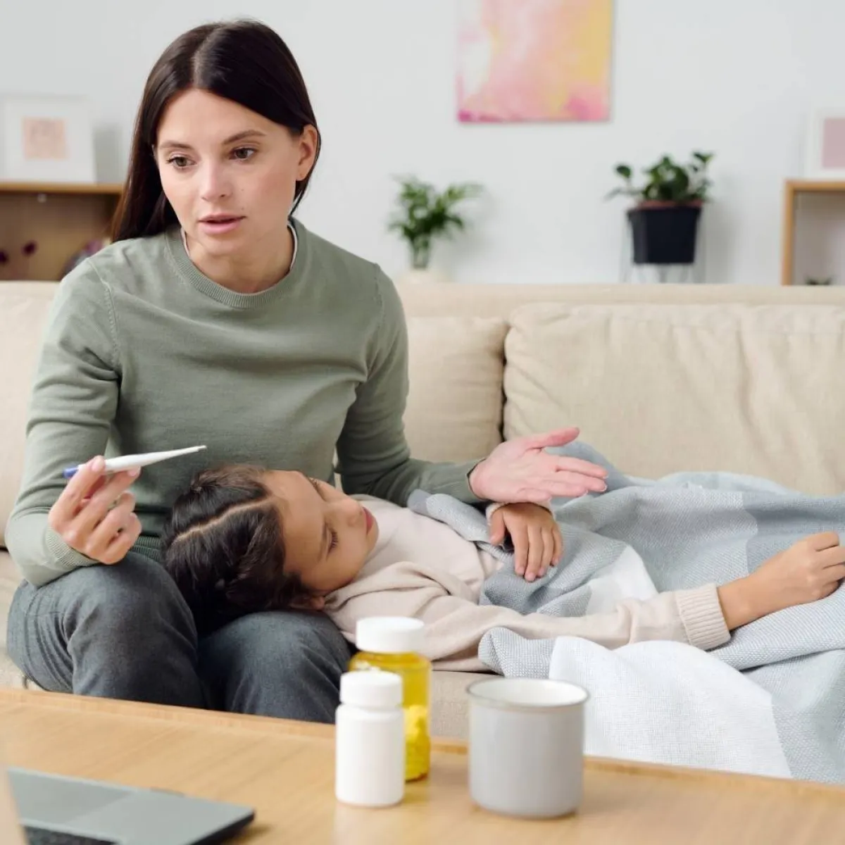 صورة لأم وطفلتها المريضة