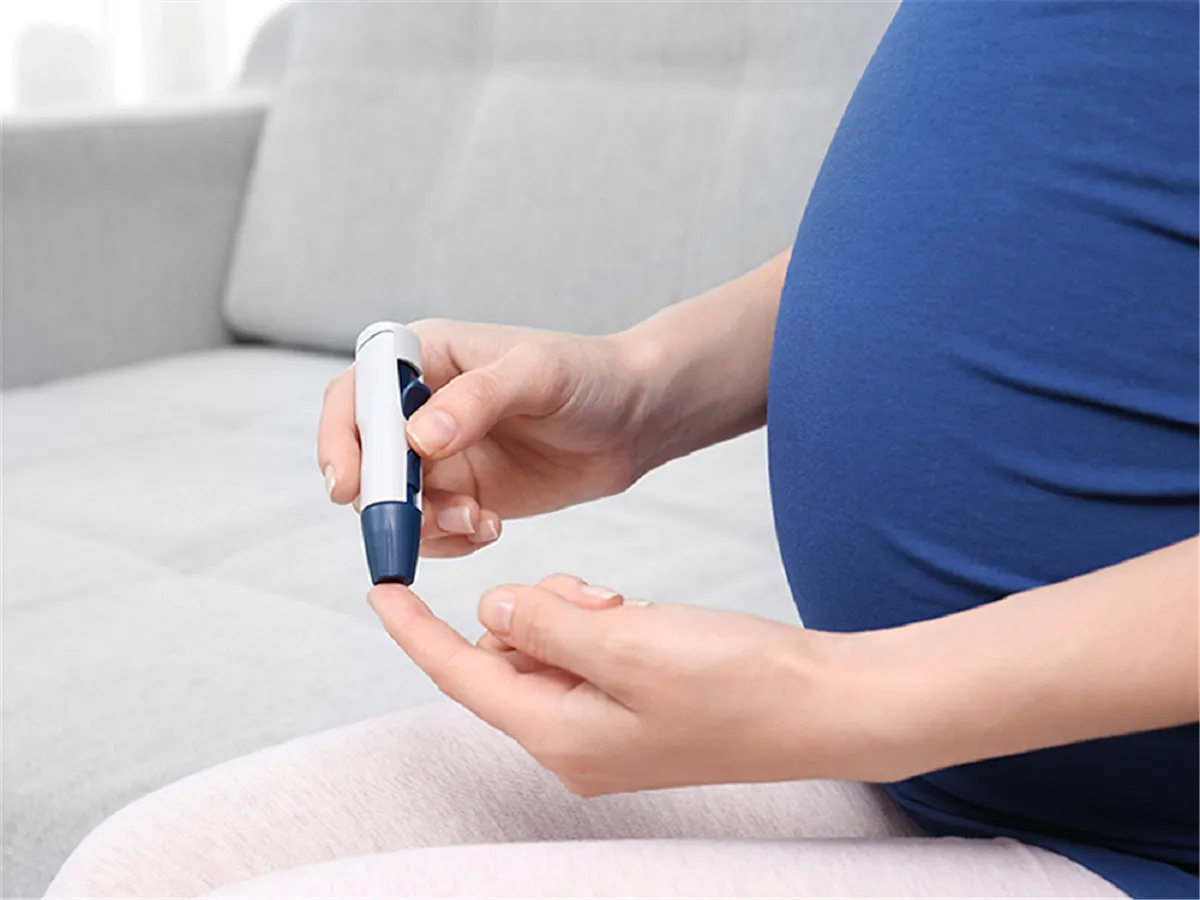 صورة لامرأة حامل تقيس سكر الدم
