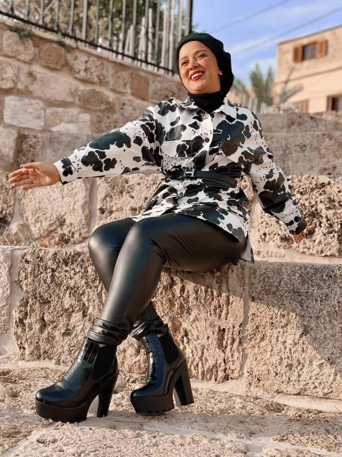 بطوطة نصر باطلالة حيادية الالوان