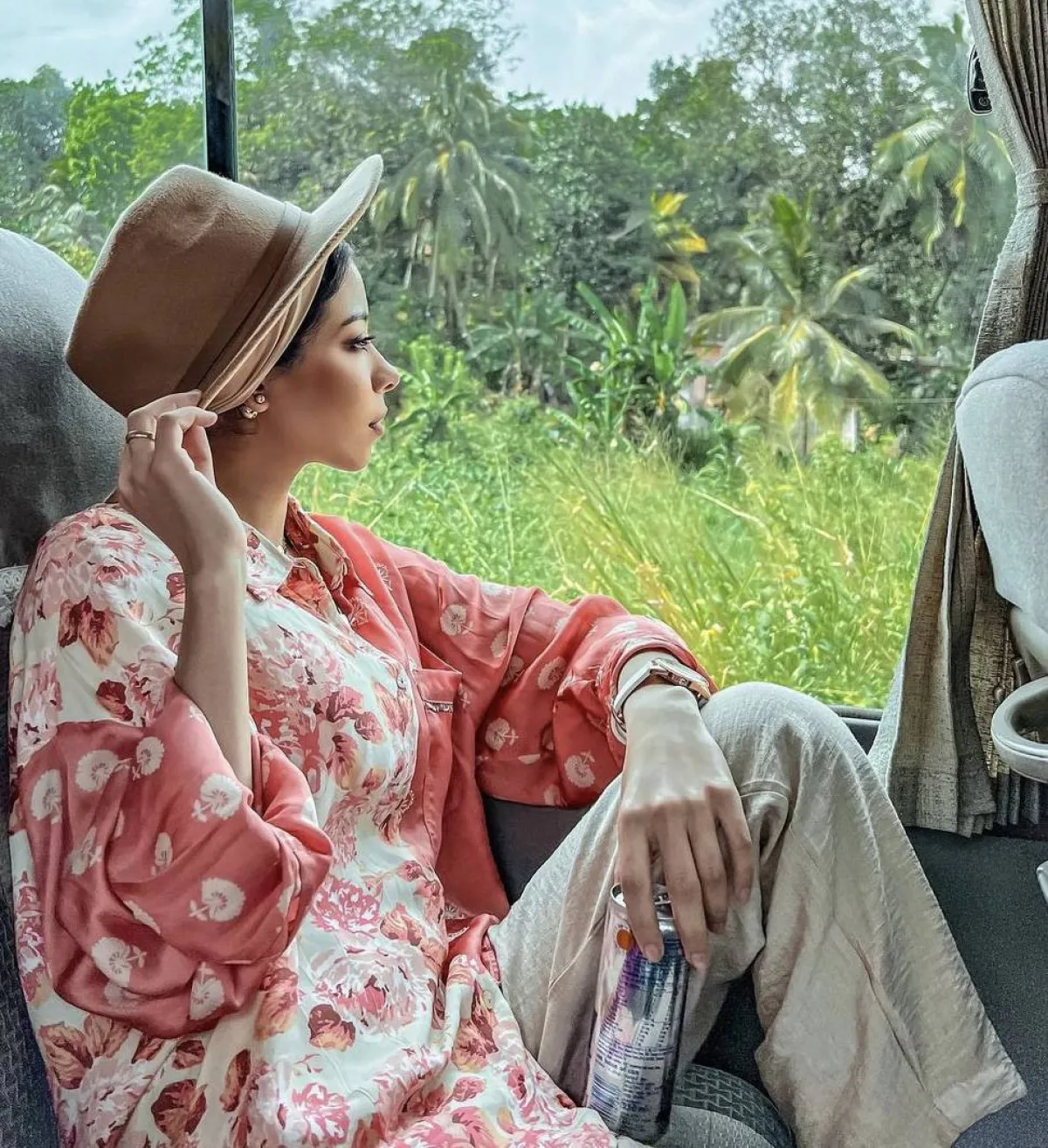 منة السني بازياء مطبعة بالزهور الوردية