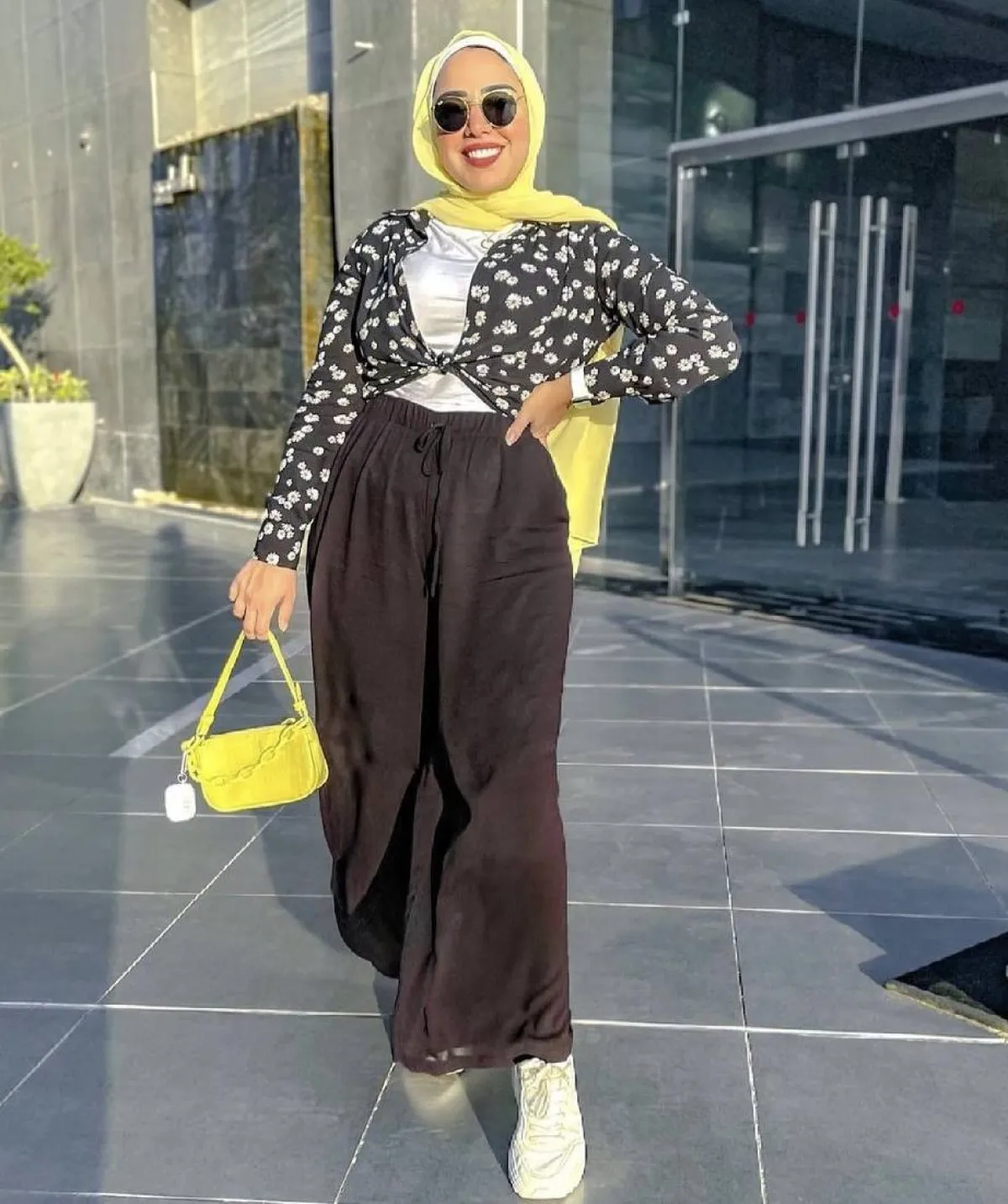 دعاء عكاشة بقميص مفتوح