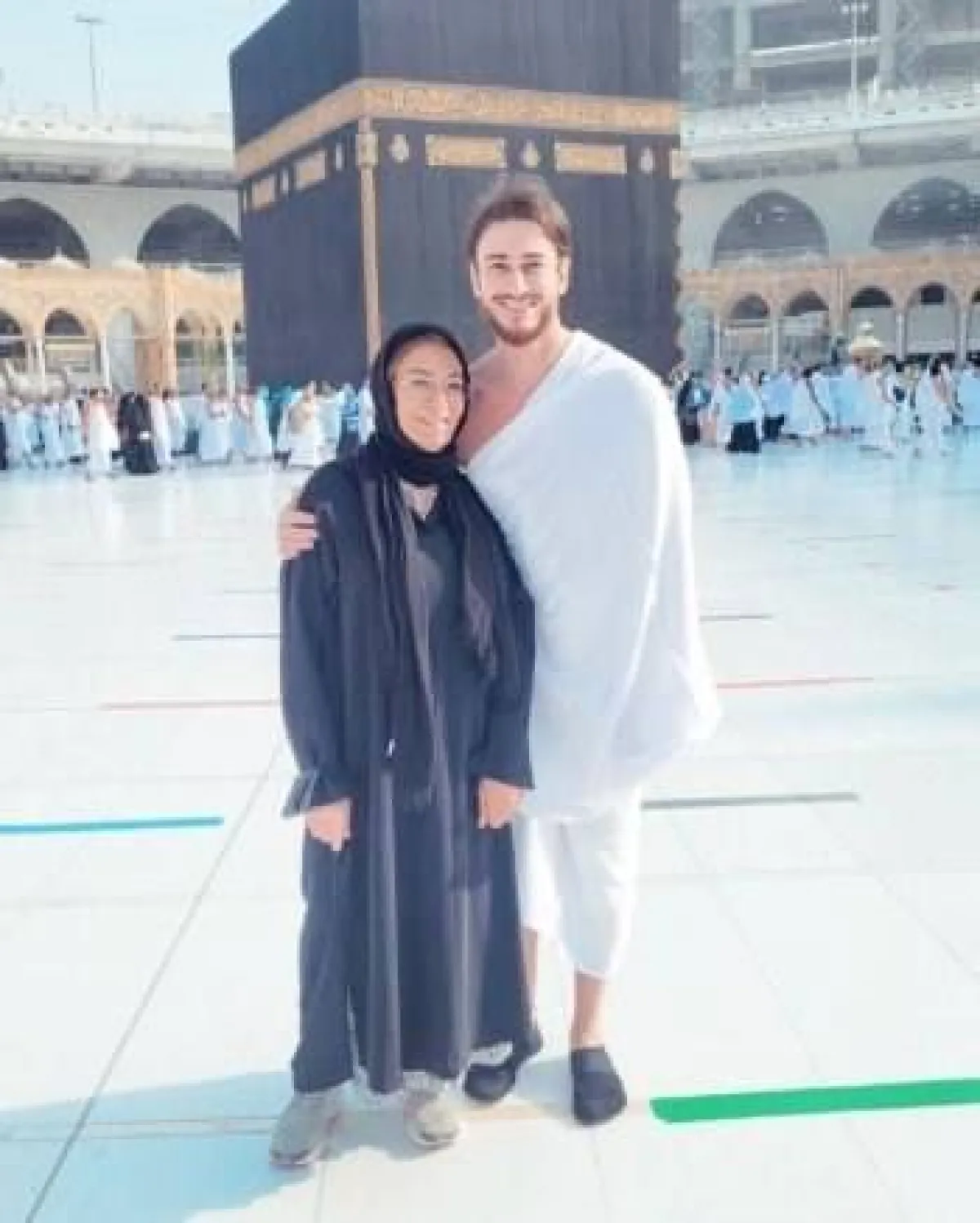 سعد لمجرد ووالدته خلال أدائهما مناسك العمرة- الصورة من حساب والدة سعد على انستغرام